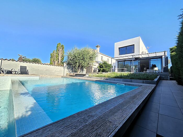 Casa a la venda a Empuriabrava al canal ample