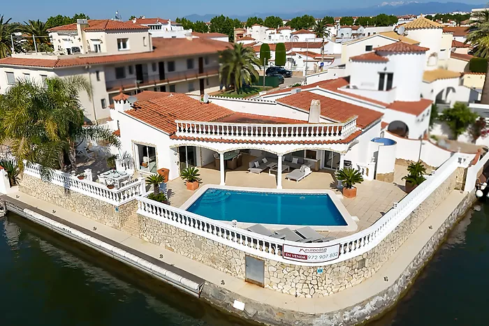 Casa en venta en Empuriabrava al canal ancho