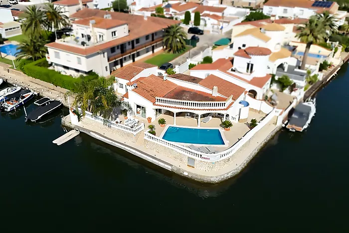 Casa en venta en Empuriabrava al canal ancho