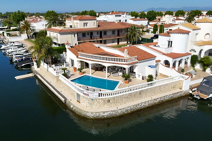 Casa en venta en Empuriabrava al canal ancho