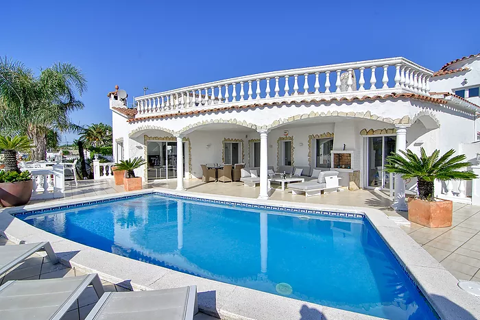 Casa en venta en Empuriabrava al canal ancho