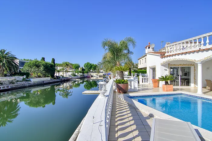 Casa en venta en Empuriabrava al canal ancho
