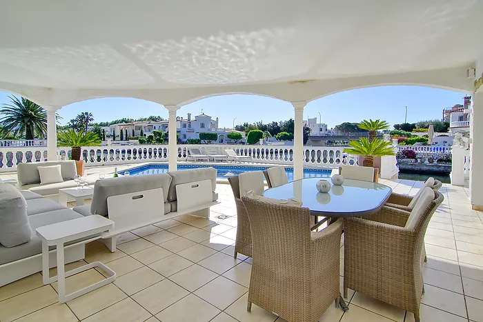 Casa en venta en Empuriabrava al canal ancho