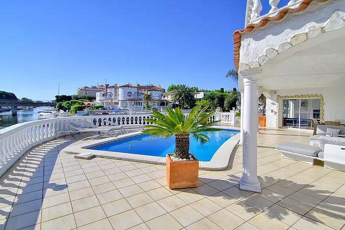 Casa en venta en Empuriabrava al canal ancho