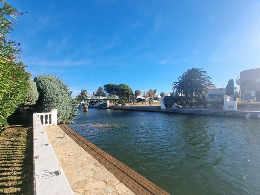 Spectaculaire villa au canal large avec 1080 m2
