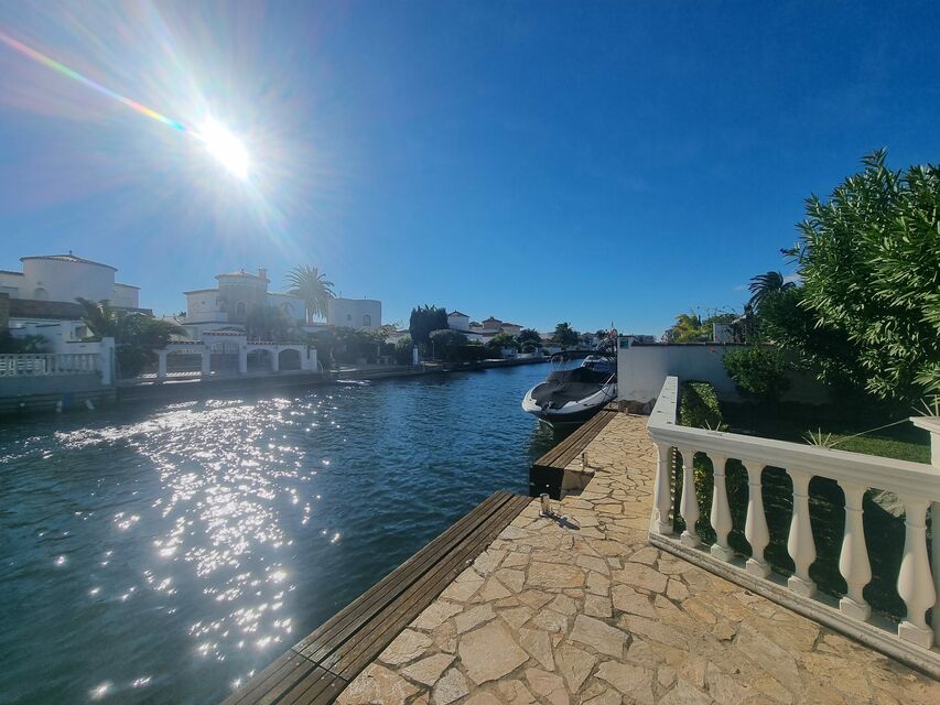 Spectaculaire villa au canal large avec 1080 m2