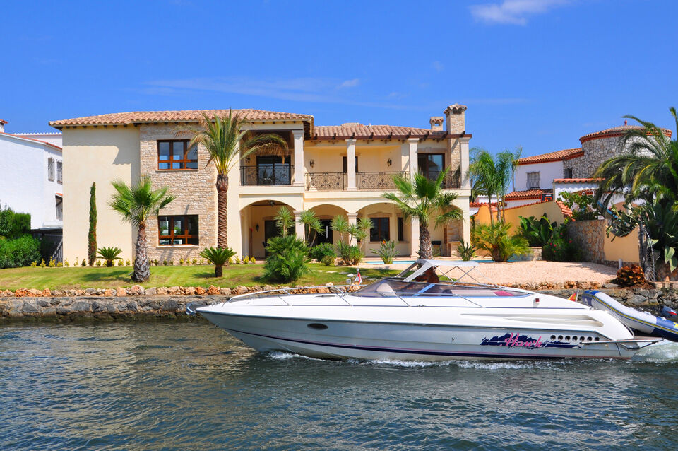 Luxury villa located on the main channel of Empuriabrava with 27m mooring