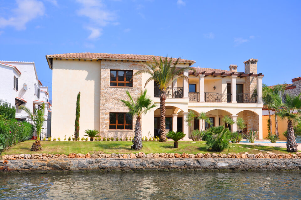Villa de luxe située sur le canal principal d’Empuriabrava avec 27m d’amarrage