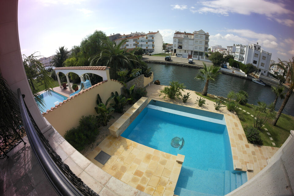 Luxury villa located on the main channel of Empuriabrava with 27m mooring