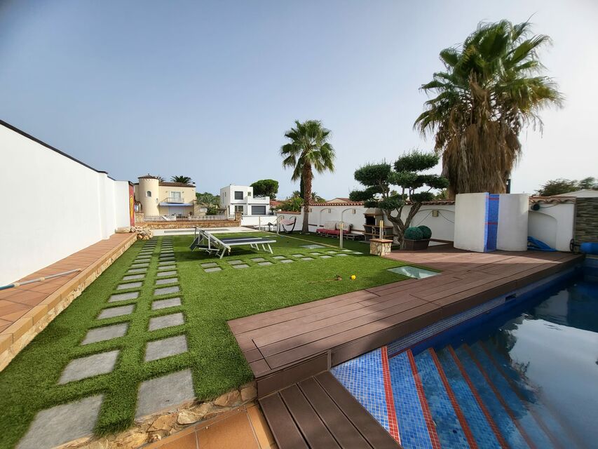 House for sale in Empuriabrava with boat garage