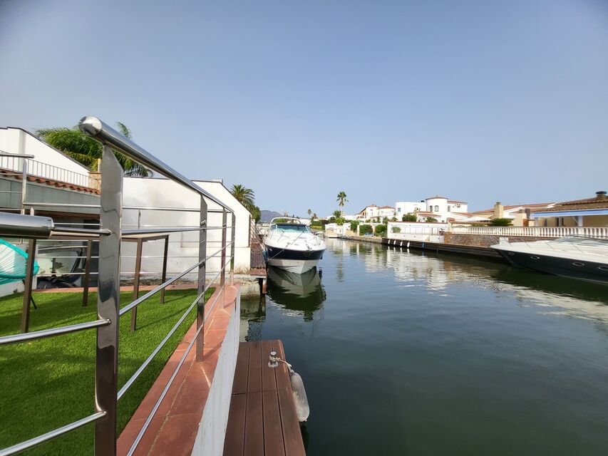 House for sale in Empuriabrava with boat garage