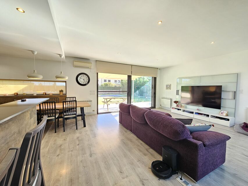 Modern ground floor villa with patio and pool