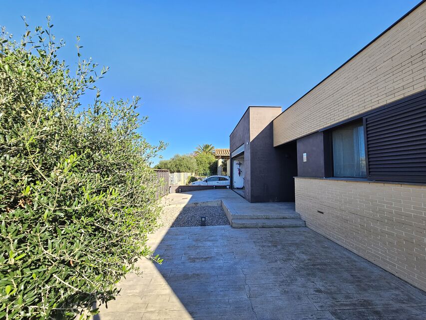 Modern ground floor villa with patio and pool