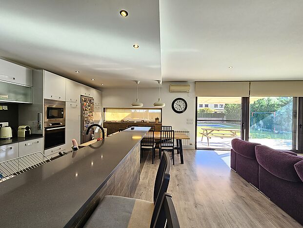 Moderne Erdgeschossvilla mit Terrasse und Pool