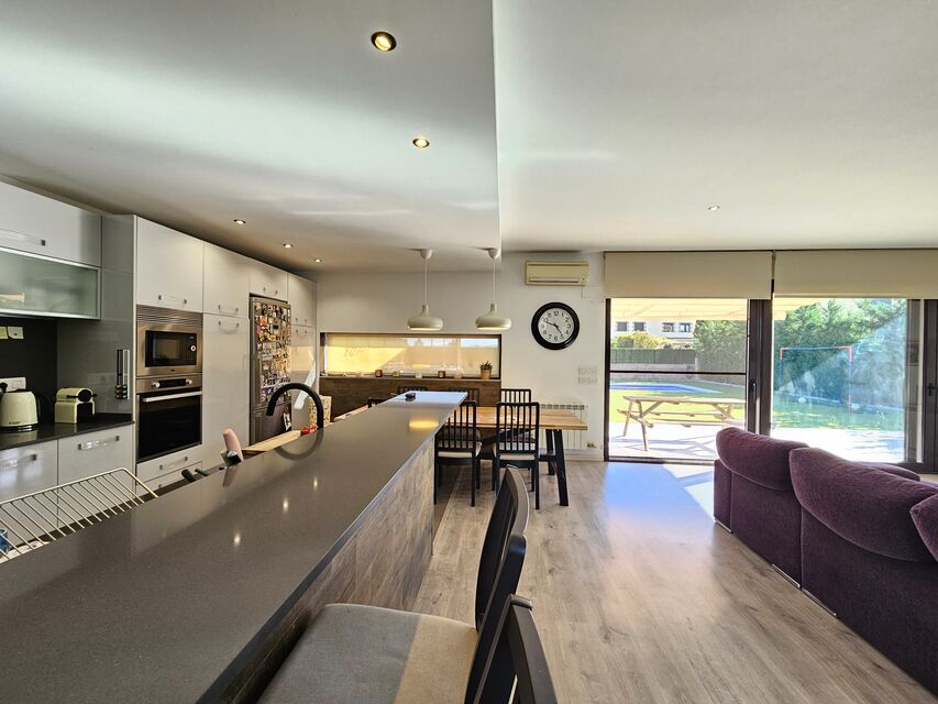 Modern ground floor villa with patio and pool