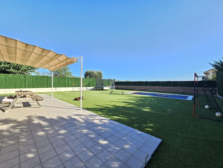 Modern ground floor villa with patio and pool