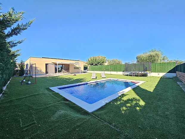 Modern ground floor villa with patio and pool