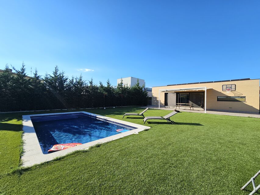 Villa moderna de planta baja con patio y piscina