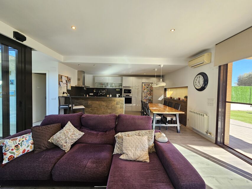Modern ground floor villa with patio and pool