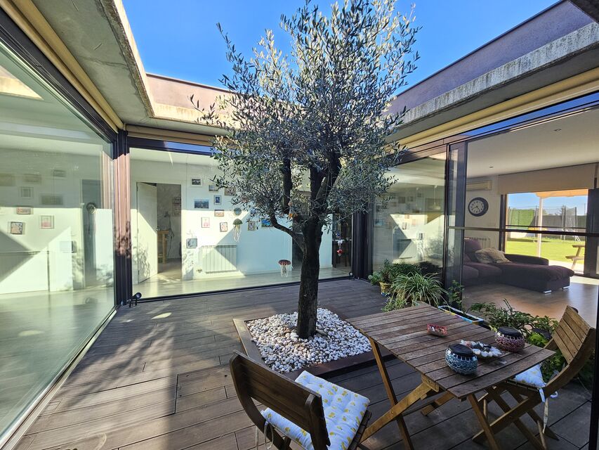 Modern ground floor villa with patio and pool