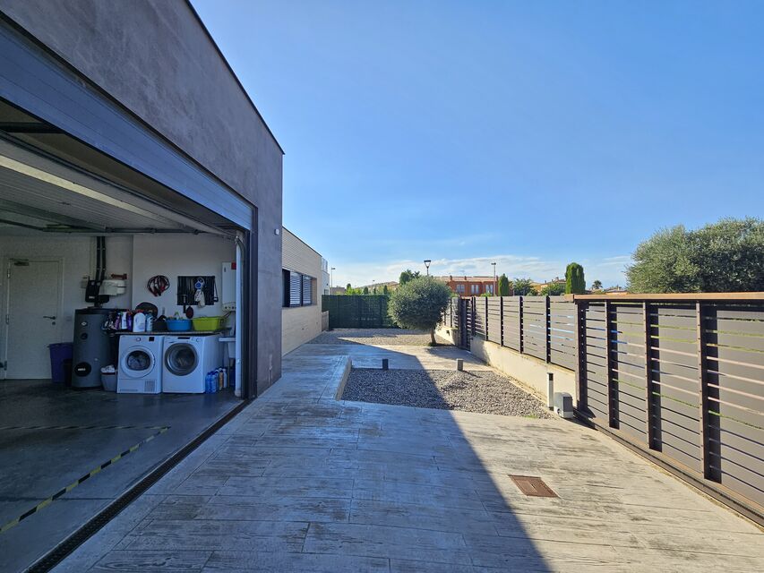 Modern ground floor villa with patio and pool