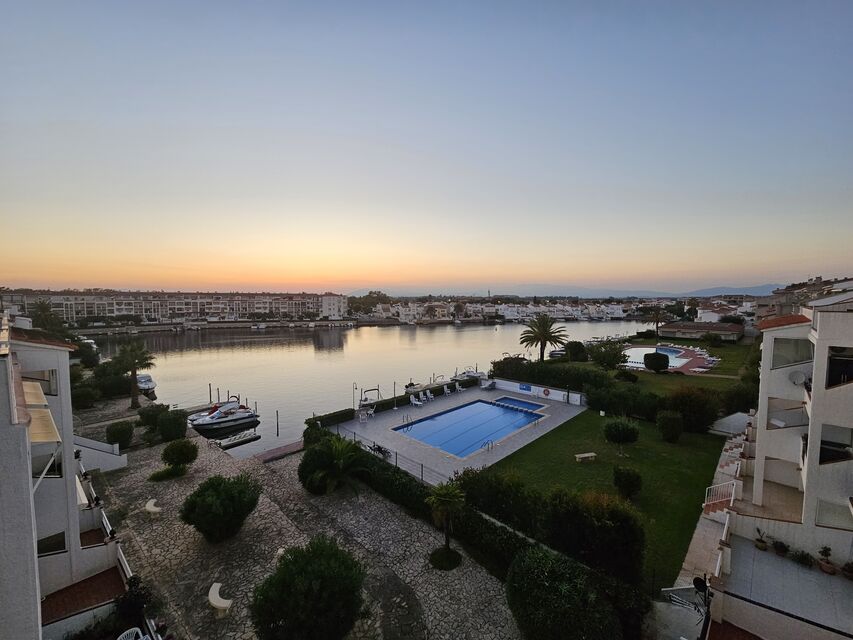 Apartment opportunity for sale in Empuriabrava with views of the canal
