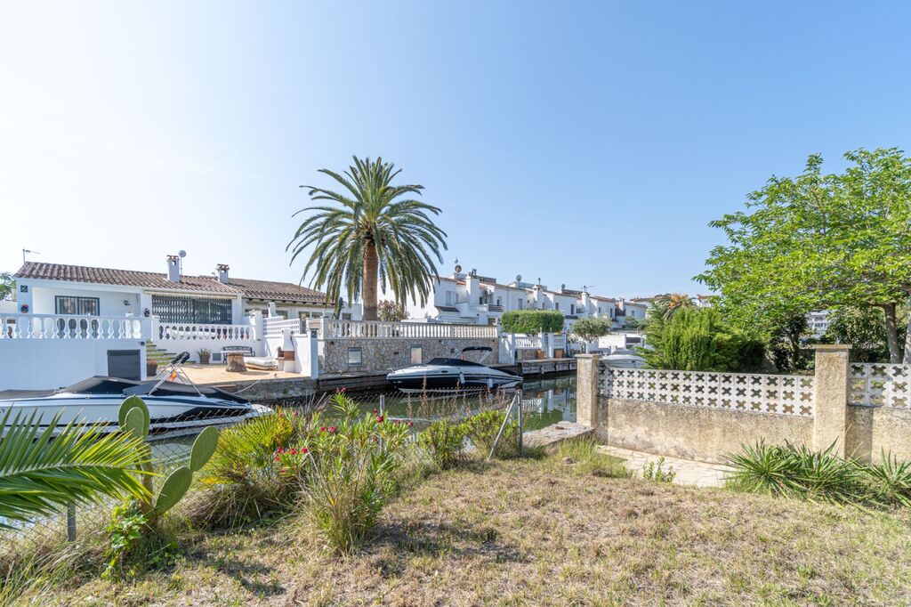 House for sale in Empuriabrava with mooring