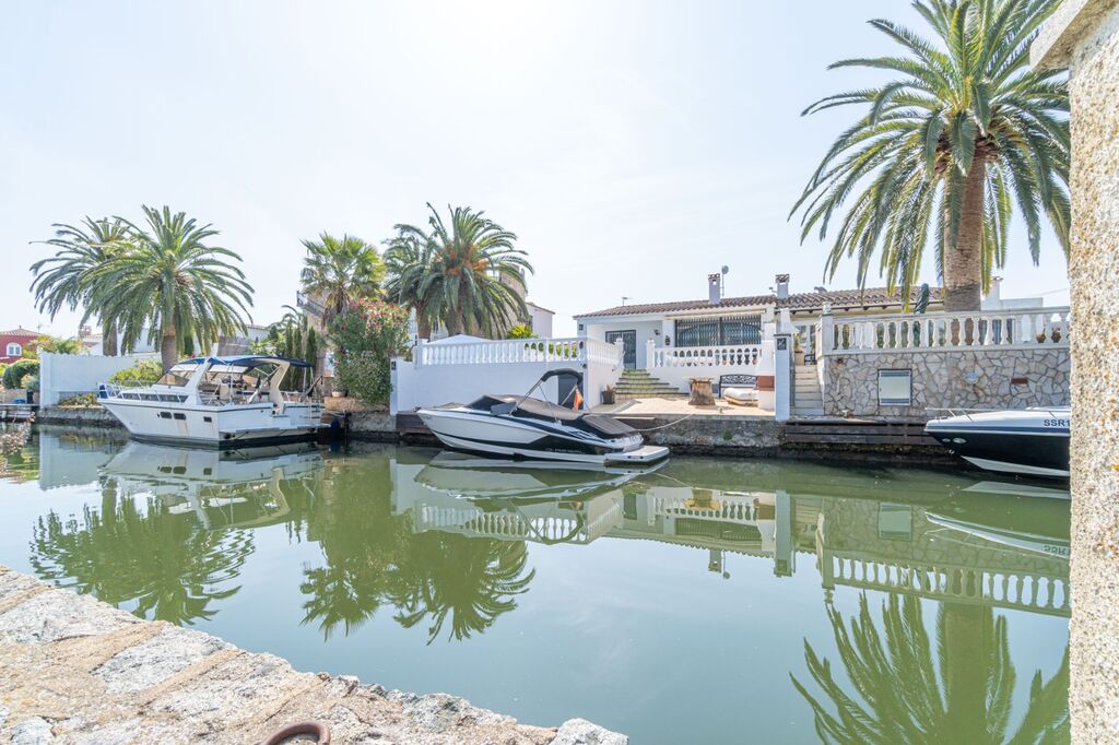 House for sale in Empuriabrava with mooring