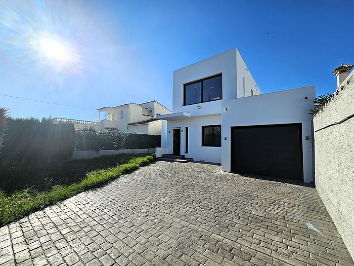 Casa a la venda a Empuriabrava al canal ample