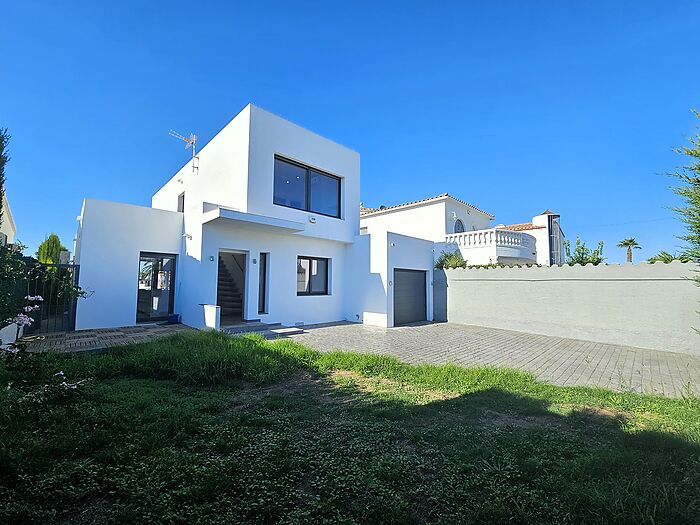 House for sale in Empuriabrava in a big channel