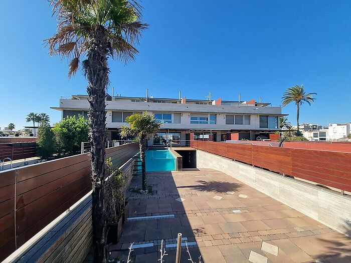 House for sale in Empuriabrava on the first line