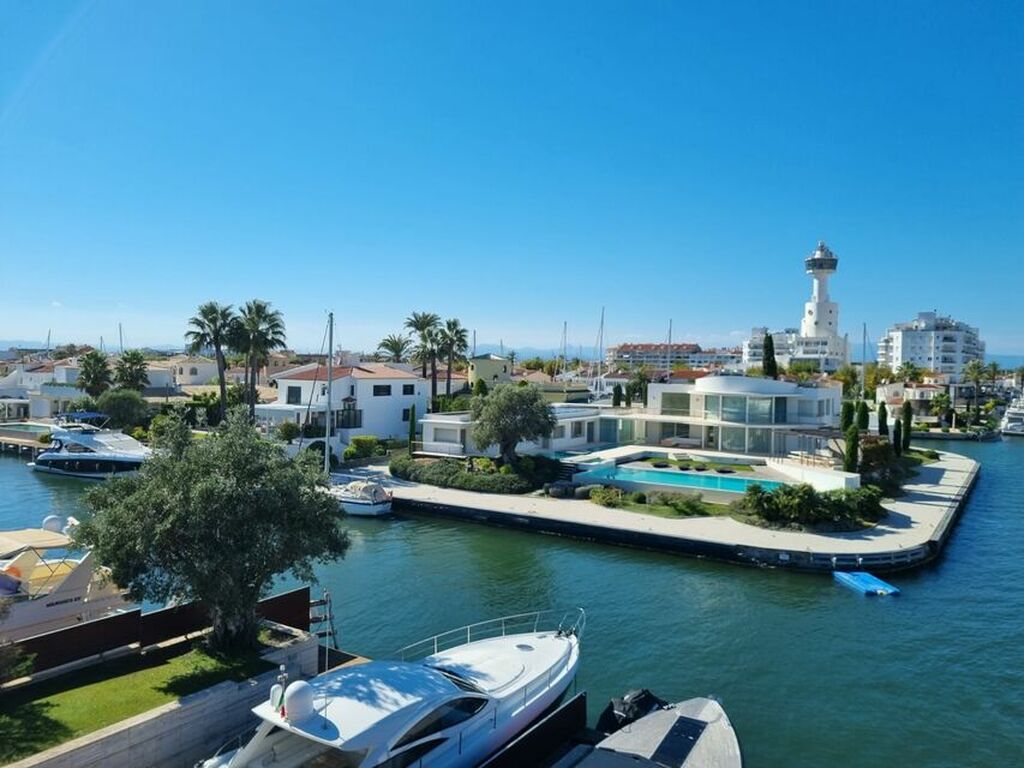 House for sale in Empuriabrava on the first line
