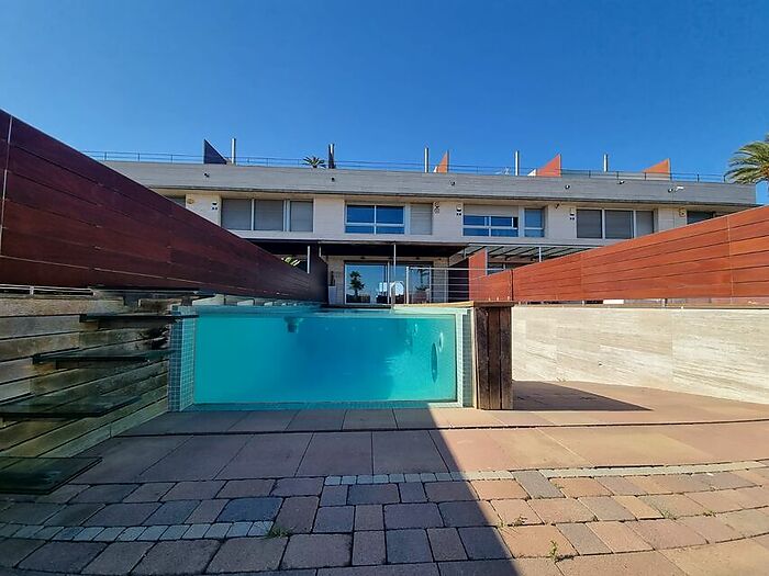 House for sale in Empuriabrava on the first line