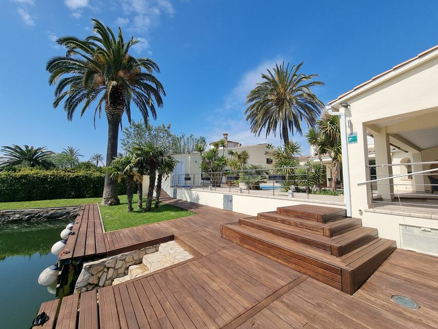 Incredible contemporary villa with 14 m mooring, SOUTH!
