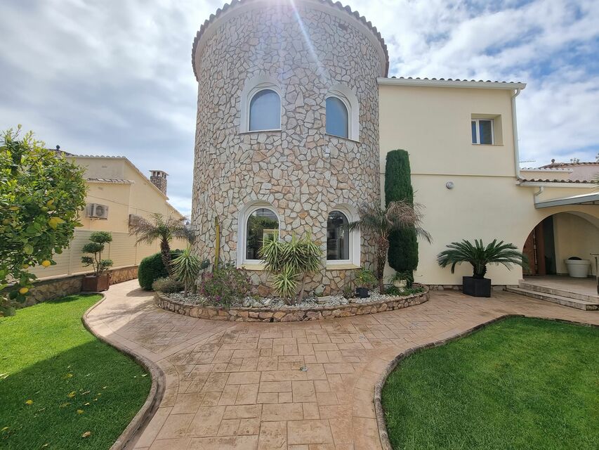 Incroyable villa contemporaine avec 14 m d'amarrage, SUD !