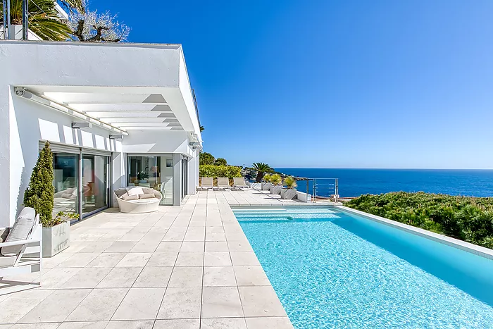 HOUSE FOR SALE IN ROSES WITH SEA VIEWS.