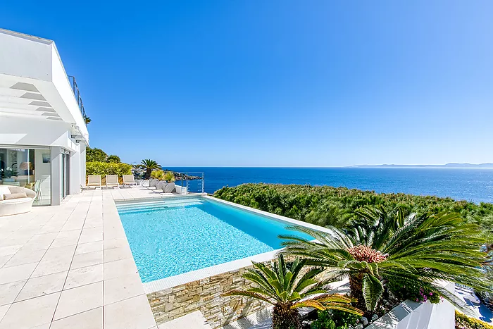 HOUSE FOR SALE IN ROSES WITH SEA VIEWS.