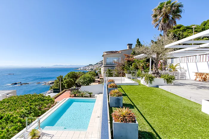 HOUSE FOR SALE IN ROSES WITH SEA VIEWS.