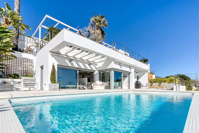 HOUSE FOR SALE IN ROSES WITH SEA VIEWS.