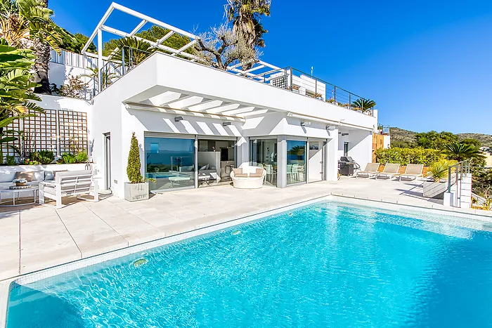 HOUSE FOR SALE IN ROSES WITH SEA VIEWS.