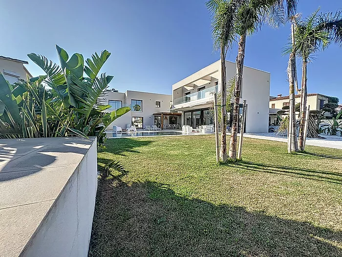 EXCLUSIVE VILLA WITH MOORING IN EMPURIABRAVA.