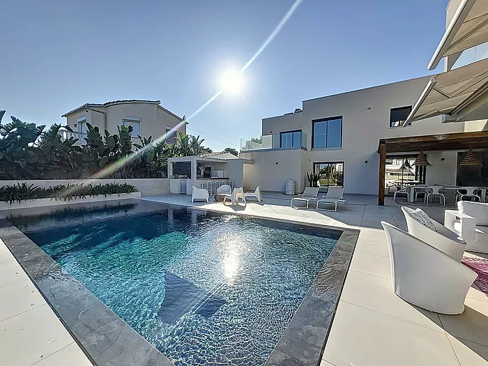 EXCLUSIVE VILLA WITH MOORING IN EMPURIABRAVA.