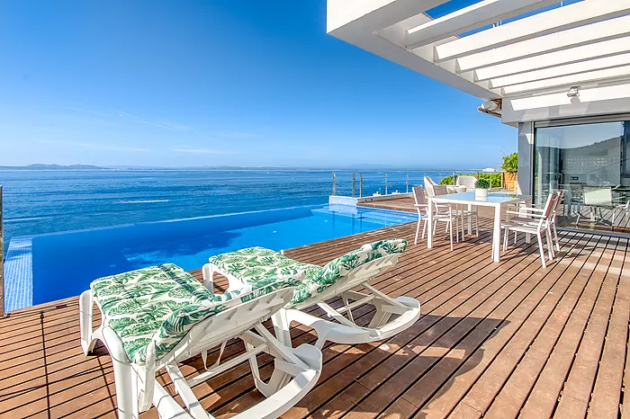 Modern villa with infinity pool and breathtaking sea views in Roses. Your paradise is waiting for yo