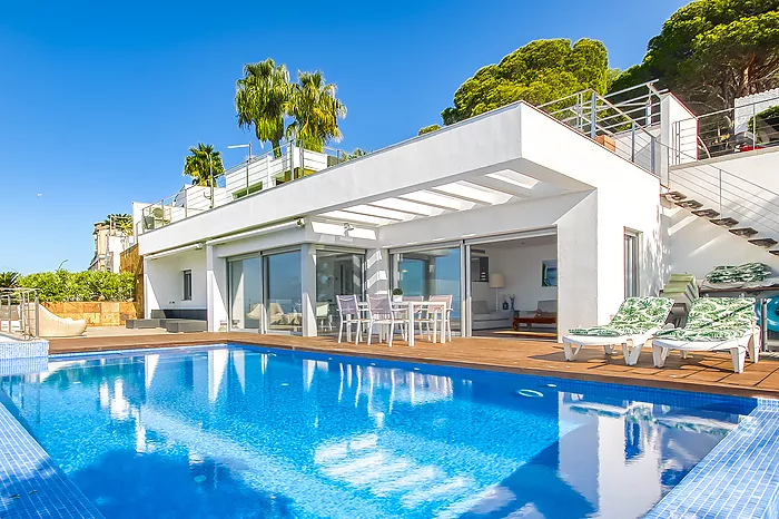 Modern villa with infinity pool and breathtaking sea views in Roses. Your paradise is waiting for yo