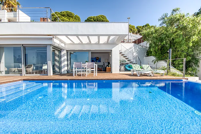 Modern villa with infinity pool and breathtaking sea views in Roses. Your paradise is waiting for yo