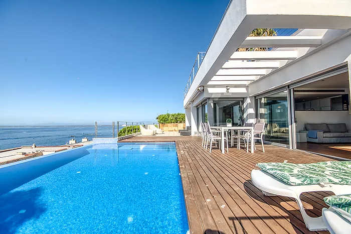 Modern villa with infinity pool and breathtaking sea views in Roses. Your paradise is waiting for yo