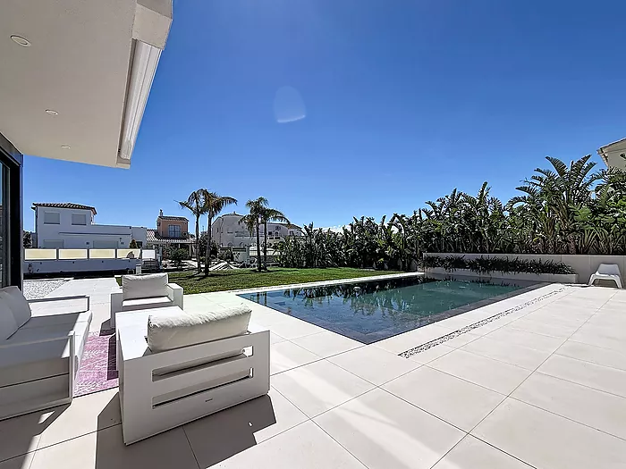 EXCLUSIVE VILLA WITH MOORING IN EMPURIABRAVA.