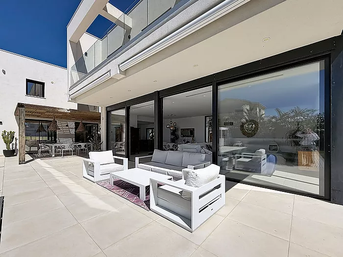 EXCLUSIVE VILLA WITH MOORING IN EMPURIABRAVA.