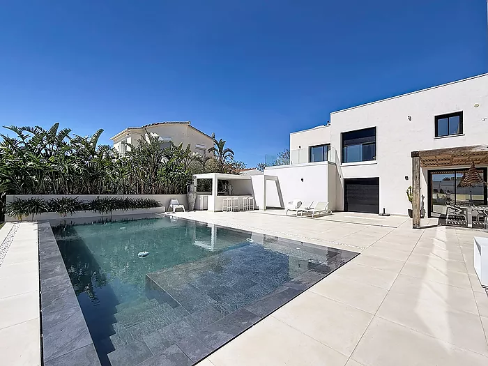 EXCLUSIVE VILLA WITH MOORING IN EMPURIABRAVA.