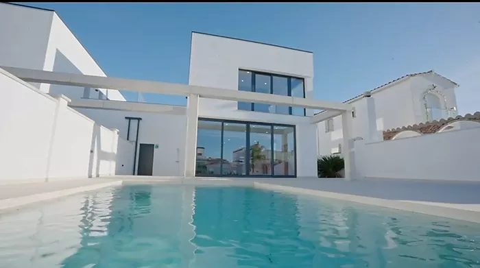 New villa for sale in Empuriabrava